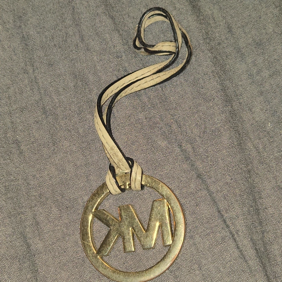 Michael Kors Llavero Etiqueta Colgante Llavero Dije Tono Dorado Bronceado Correa Lazo Foto 1 de 3