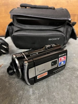 SONY Handycam HDR-PJ200 5.3mp 1080P Camcorder Bundle TESTED WORKING - Image 1 of 4