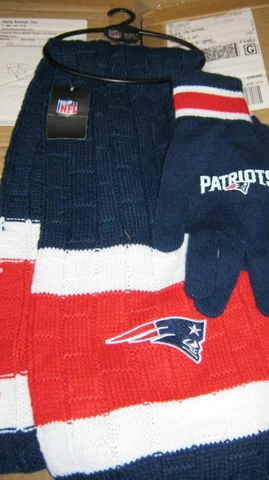 New England Patriots Scarf and Gloves Gift Set  NWT's  FREE SHIPPING !! Cover
