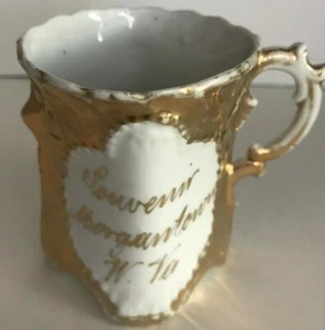 C1910-20 VINTAGE PORZELLAN, WEISSE TASSE MIT GOLD SOUVENIR VON Morgantown, WVa ohne Chips - Bild 1 von 9