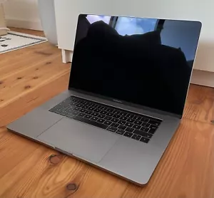MacBook Pro 15“ 2017, i7 2,9 GHz, Radeon Pro 560, 1 TB, 16 GB RAM - Bild 1 von 8
