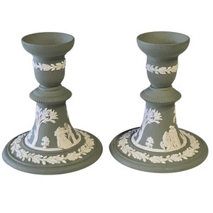 Vintage Wedgwood grün Jasperware weiße Kamee Set aus zwei 7" Lesekerzenleuchtern - Bild 1 von 9