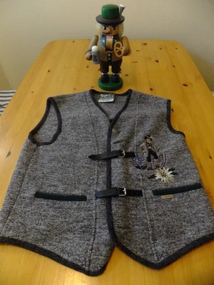 RÁPIDO DE OCTUBRE = CHALECO DE LANA GRIS BOILD WESENJAK TIROL Y ARTÍCULO DE "CERVEZA" DE MADERA BÁVARA. Foto 1 de 4