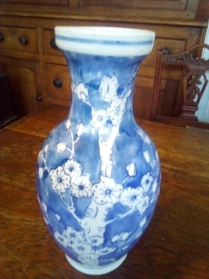 Vintage old 10" large China blue and White Chinese - Vase oriential Chinese  - Image 1 of 3