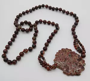 Collana dichiarazione ciondolo pietra diaspro intagliata con perline tono terra marrone - Foto 1 di 7