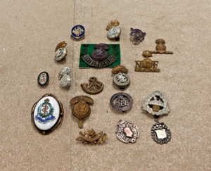 A Collection of 18 Military Badges #254 - Picture 1 of 5