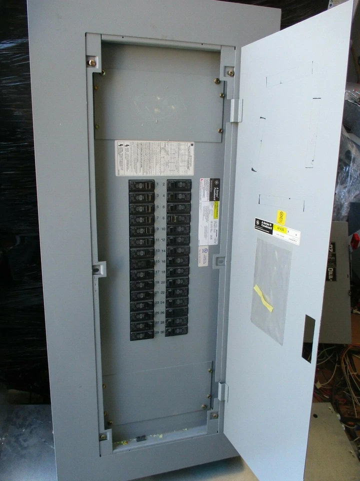 GE AQU3302RCX Panelboard 225 Amp MLO 120/208 Volt 3PH 4W 30 Ckt -E234 - Image 1 of 3
