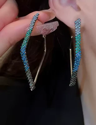 SCHÖNE Strass 6 cm lang CREOLEN Ohrringe Kreolen BLAU-TÜRKIS Farbenverlauf NEU - Bild 1 von 4