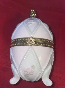 Porcelain Gold Trim Pink Flowers Egg. - Picture 1 of 4