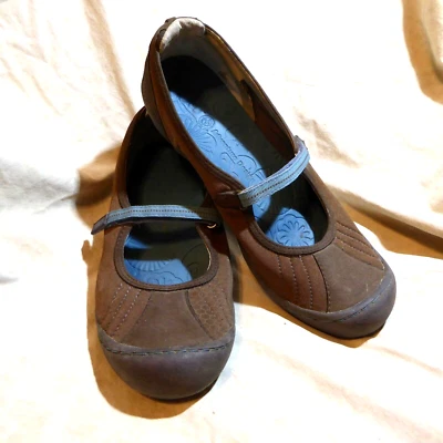 🩰 JBU Beachcomber Mary Janes talla 9 M cuero sintético vegano marrón; correas ajustables azules Foto 1 de 4