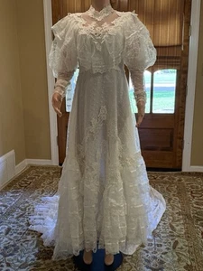Vintage Victorian 70s Lace Wedding Dress Train Alfred Angelo Ruffles White Small - Bild 1 von 24