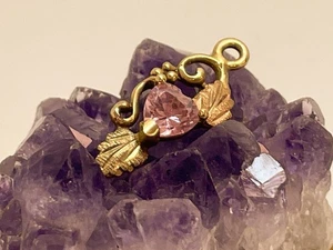 Colgante de vid corazón rosa oro Black Hills de 10 quilates .75", 1,2 gr. Vintage - Imagen 1 de 4