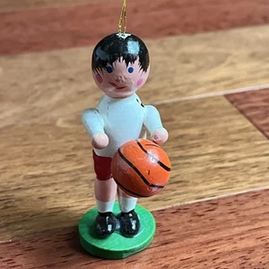 Adorno de madera vintage para jugador de baloncesto Navidad niño de madera - Imagen 1 de 6