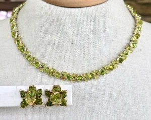 Vintage Green Peridot Chip Stone Gold Tone Choker Necklace Clip Earrings Set - Picture 1 of 12