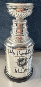 Autogrammiert von mehreren Spielern mit rotem Flügel - Mini Stanley Cup - Bild 1 von 7
