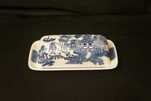 Plato de mantequilla cubierto Churchill Blue Willow Staffordshire Inglaterra 7 7/8" de largo x - Imagen 1 de 1
