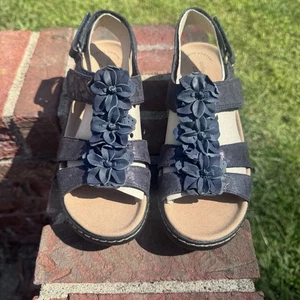 NUOVI sandali Clark’s donna misura 6,5 larghi Merliah Sheryl pelle navy fiori - Foto 1 di 11