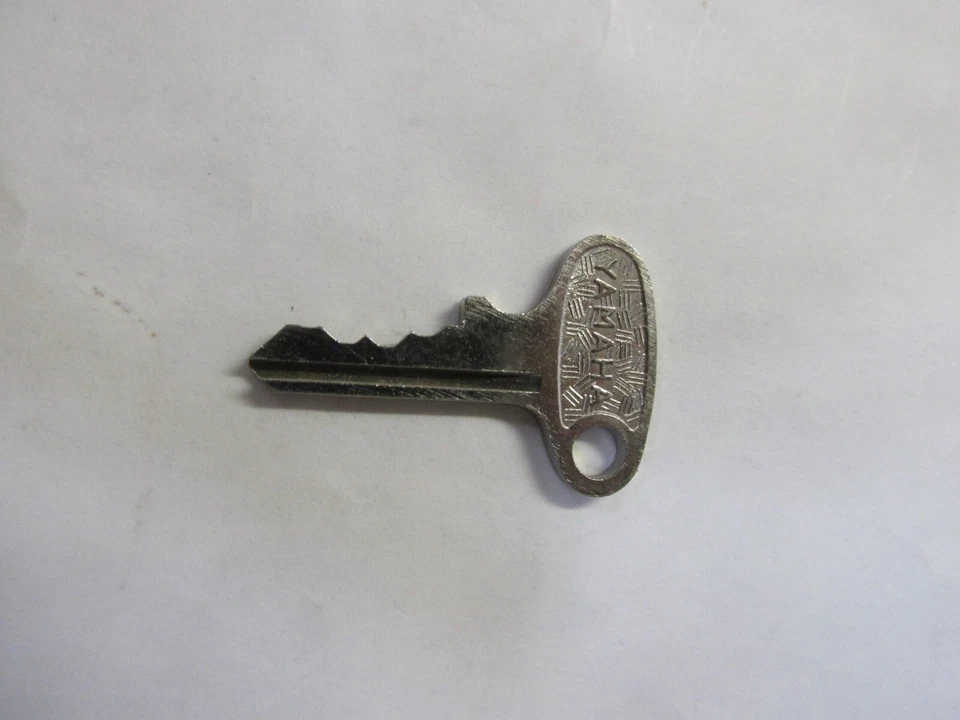 Llave de motocicleta vintage Yamaha OEM precortada de fábrica # 107 Foto 1 de 2