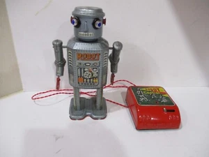 R-35 ROBOT Battery Operated EXCELLENT CONDITION--WORKS GOOD - Picture 1 of 12