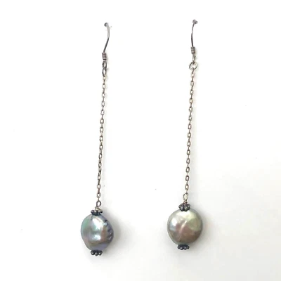 Pendientes colgantes de plata de ley 925 de agua dulce con cadena de perlas grises Foto 1 de 4