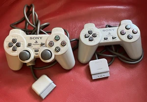 2x Official Sony PlayStation 1 PS1 Controllers SCPH-1010 1200 Tested Working - Foto 1 di 7