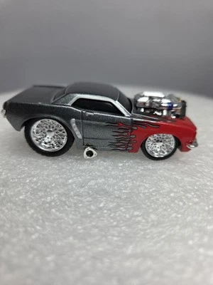 Ford Mustang 1965 Muscle Machines plateado con llamas diecast escala 1:64 Foto 1 de 4