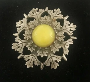 ELEGANT ORNATE VINTAGE BROOCH WITH YELLOW CABOCHON - Picture 1 of 2