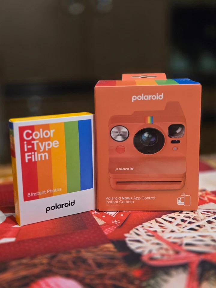Polaroid Now+ Gen 3 Starter Set (Camera + 8 Polaroid) - Coral Red - Immagine 1 di 4