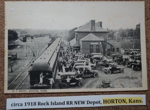 Rock Island RR alrededor de 1918 depósito nuevo, Horton, Kans. Postal LITO TREN Y VAGONES - Imagen 1 de 2