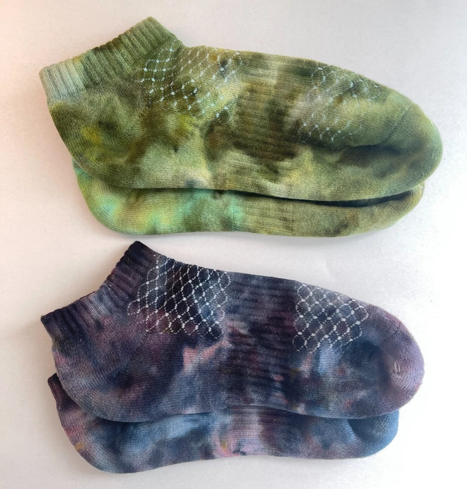 Paquete de calcetines tie dye hechos a mano, colorido juego de 2 calcetines tobilleros para teñir hielo, talla 6-12 Foto 1 de 4
