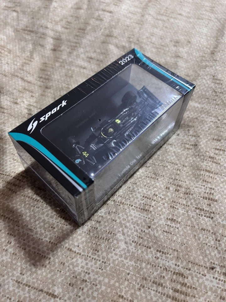 Spark Mercedes AMG Petronas Formula One Lewis Hamilton 1:64 🔥 NEW Limited ✅ - Bild 1 von 4