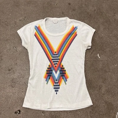 Vintage Años 70 80 Carreras Arco Iris Gráfico Blanco Recortado “Camiseta Bebé” Mujer S/M Foto 1 de 4