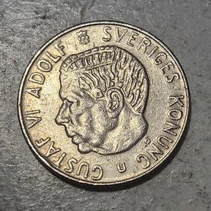 SWEDEN 🇸🇪 ONE (1) KRONA COIN 1972 (KING GUSTAF VI ADOLF) - Picture 1 of 2