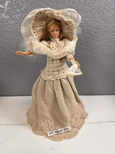 Abito vintage all'uncinetto a mano, bambola Barbie bellissimo vestito colore avorio, cappello - Foto 1 di 18
