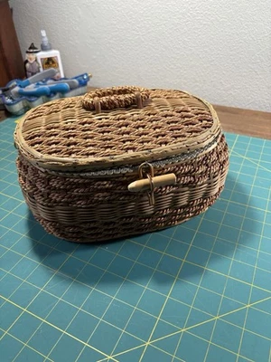 Antigua cesta de costura tejida verde acolchado forro de seda cierre de clavija Foto 1 de 4