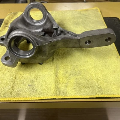 Jeep Cj5 Cj7 Cj8 79-86 Passenger Disc Brake Steering Knuckle 6 Bolt  8129654 - Image 1 of 4