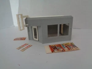 TIENDA ESQUINA HOMBRE PLASTICVILLE CON INSERTOS DE VENTANA. BONITO. - Imagen 1 de 9