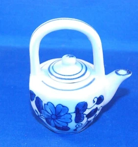 Tetera miniatura de porcelana azul y blanca Bella Casa de Ganz 4" de alto - Imagen 1 de 4