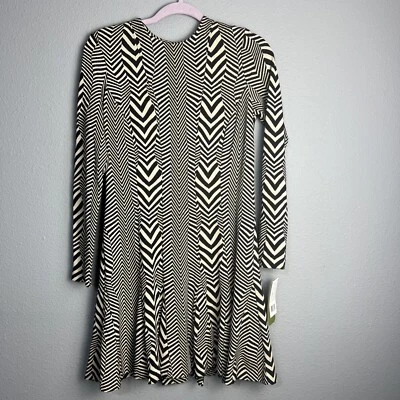 Vestido Artelier Nicole Miller Grande Blanco y Negro Ajuste y Acampanado Psicodélico Chevron Foto 1 de 4