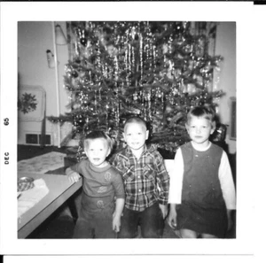 VINTAGE 1965 PHOTOGRAPH CHILDREN IN FRONT OF CHRISTMAS TREE H3 - Picture 1 of 1