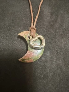 Luna Media Luna - Correa de Cuero Colgante Natural Unakita Joyería. - Imagen 1 de 6