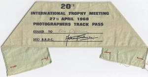 1968 SILVERSTONE BRDC TROPHY F1 RACE ORIGINAL PHOTOGRAPHER ARMBAND PASS HULME - Picture 1 of 2