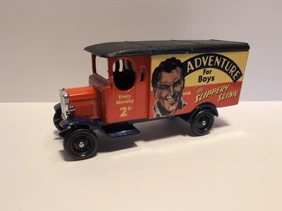 Lledo DG43042, furgoneta de reparto Morris 15cwt, aventura para niños, The Slippery Slink Foto 1 de 4
