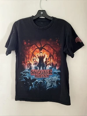 Camiseta Stranger Things Negra Juvenil Pequeña Foto 1 de 4