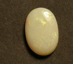 17. WHITE SOLID OPAL WITH YELLOW ACCENTS SIZE 1.3CM X 1CM 622-26C RRP$40 - Imagen 1 de 2