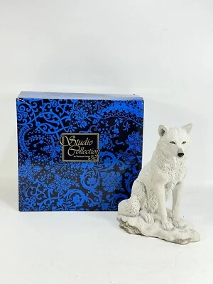 Colección Studio de Veronese Design ~ 7-3/4 pulgadas "Lobo blanco sentado en la nieve" Foto 1 de 4