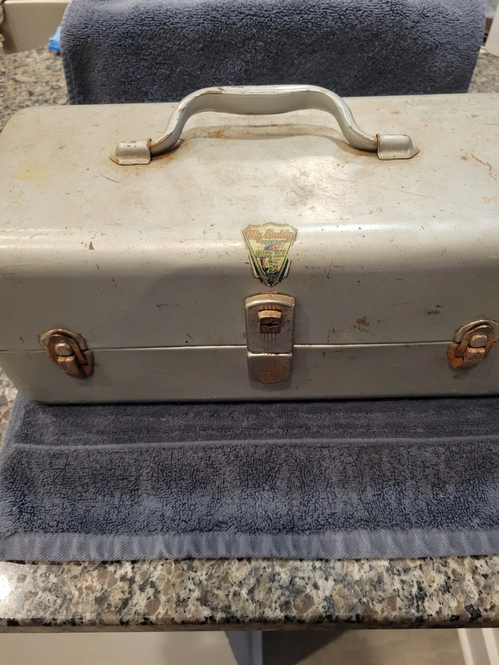 Caja de aparejos de acero My Buddy de colección con aparejos de colección y un par de señuelos Foto 1 de 4