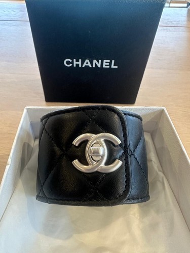 Bracciale Chanel trapuntato in pelle nera mai indossato taglia media