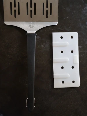 NICE Pampered Chef Jumbo Spatula BBQ/Grill with Plastic Protector 8" wide Blade - Image 1 of 4