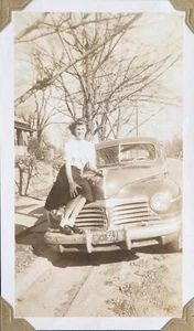 Fotografia d'epoca donna seduta sull'automobile anni 40 - Foto 1 di 4
